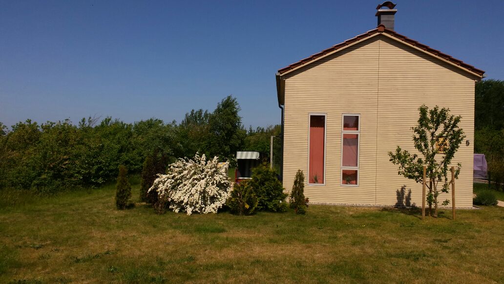 Schöner Garten des Ferienhauses Kranichnest mit Grünflächen