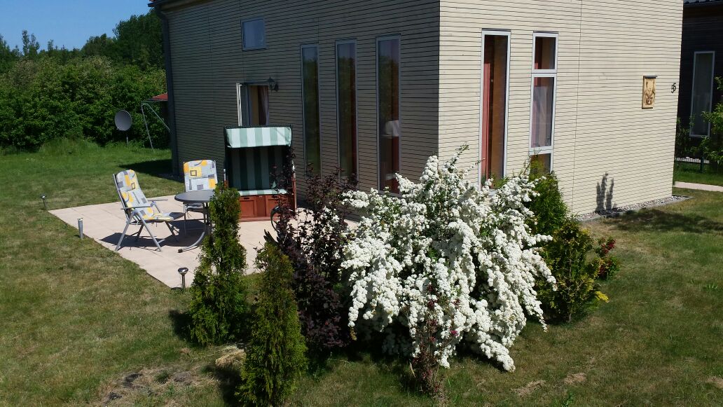 Terrasse mit Gartenmöbeln und Liegestühlen