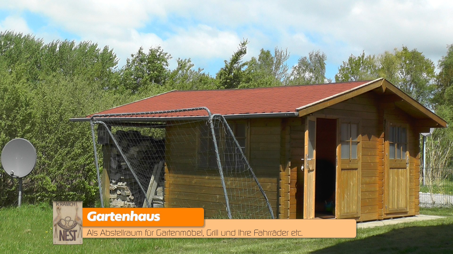 Gartenhaus mit Grill und Gartenmöbeln