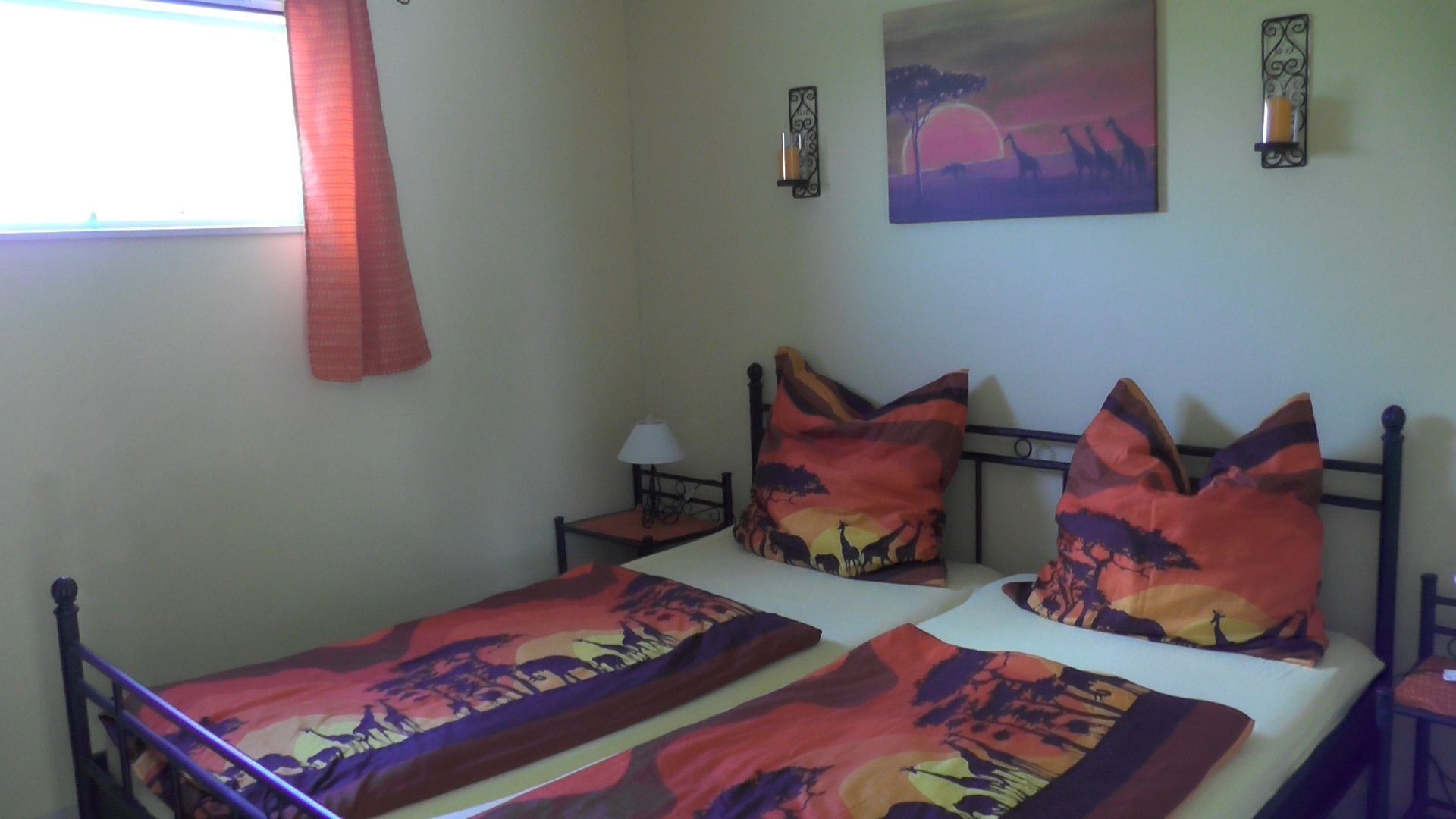 Schlafzimmer im Erdgeschoss mit Doppelbett